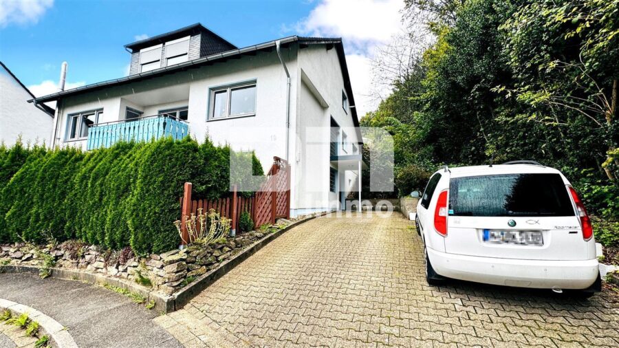 Schöne Terrassenwohnung mit Gartenbereich und umfangreicher Ausstattung in Traumlage - Einfahrt / Stellplatz